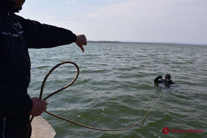 Одесская область: в Кучурганском лимане водолазы-пограничники искали спиртопроводы контрабандистов