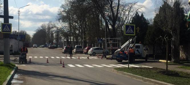 Коммунальщики обновляют дорожную разметку в Черноморске