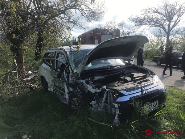 Под Одессой спасатели доставали женщину из поврежденного в ДТП авто (фото)