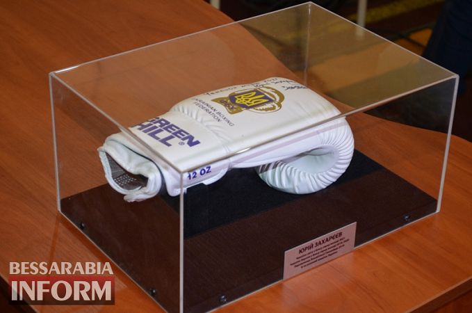 Чемпиону мира по боксу из Белгород-Днестровского района Юрию Захарееву подарили квартиру в Одессе и сертификат на 10 тыс. у.е.