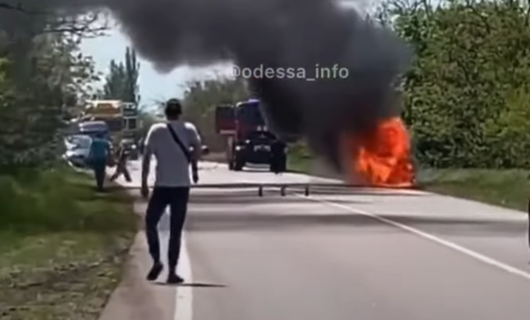 На трассе Одесса-Николаев мощный пожар уничтожил авто — поднялся столб огня и дыма: видео