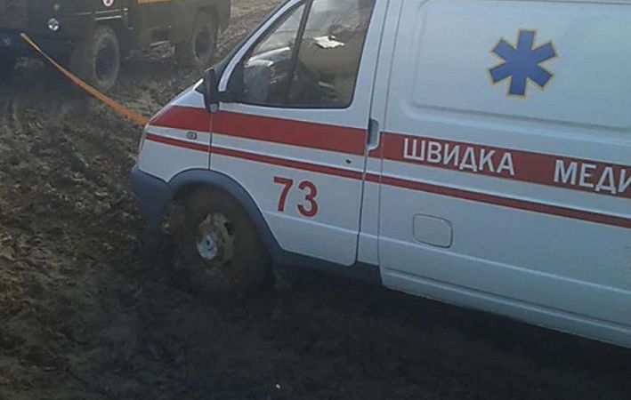 Одесская область: спасатели помогли медикам доставить женщину в больницу по размытой дороге