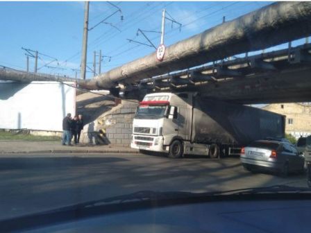 Одесса: на Краснослободской под мостом застряла фура