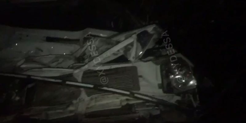 Неудачно обогнал фуру: на киевской трассе под Одессой перевернулся автобус (видео)