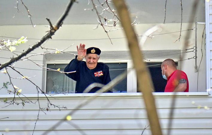 Концерт под балконом: 100-летнего одесского ветерана поздравили с Днем победы
