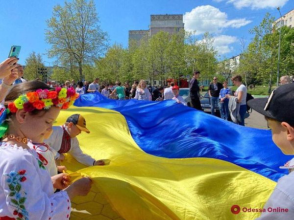 В Черноморске по случаю Дня вышиванки развернули 100-метровый флаг Украины (фото)