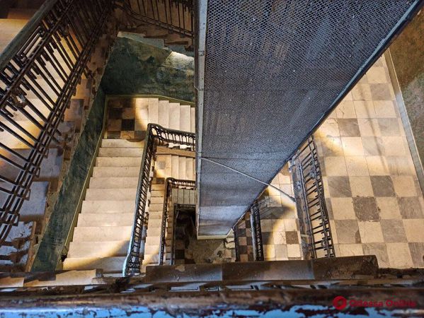В доме-памятнике архитектуры на Дерибасовской отреставрировали старинную дверь