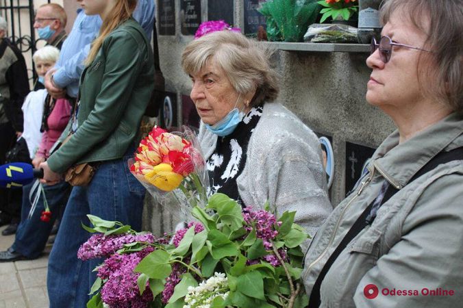 Одесситы возложили цветы к памятной доске и могиле жертв политических репрессий (фото)