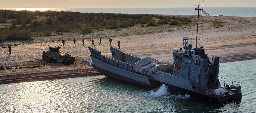 В Одесской области военные моряки провели учебные стрельбы и десантировались на побережье (фото)