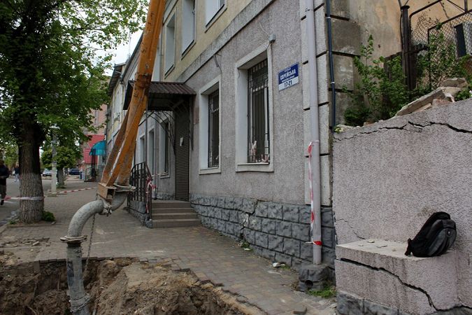 В Белгороде-Днестровском приступили к ликвидации провала по ул. Еврейской