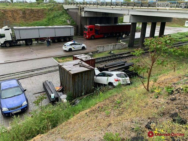 Возле паромной переправы под Черноморском легковушка упала со склона