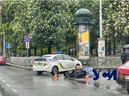 В центре Одессы автомобиль сбил мопедиста