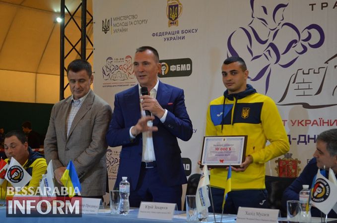 Чемпиону мира по боксу из Белгород-Днестровского района Юрию Захарееву подарили квартиру в Одессе и сертификат на 10 тыс. у.е.