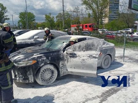 В Одессе на стоянке загорелся автомобиль