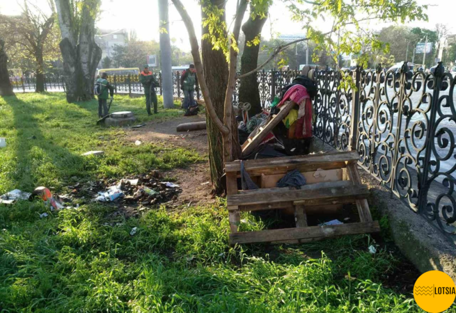 В Одессе коммунальщики вытеснили бродяг из сквера Пушкина