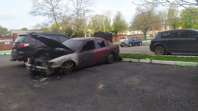 В Черноморске ночью сожгли две машины одной семьи