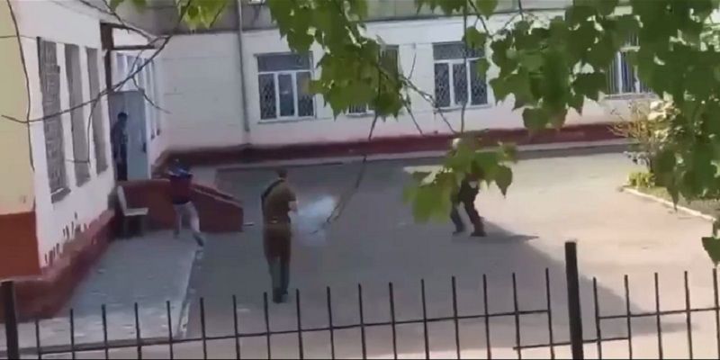 Во дворе школы в Черноморске устроили стрельбу: видео инцидента попало в сеть