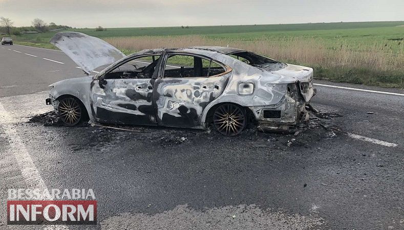 На трассе Одесса-Рени врезался в отбойник и сгорел дотла Lexus: есть пострадавшие