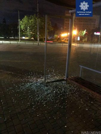 Одесские патрульные задержали хулиганов, которые разбили остановку общественного транспорта