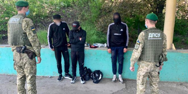 В Черноморском порту задержали трех нелегалов, которые прятались в полуприцепе фуры