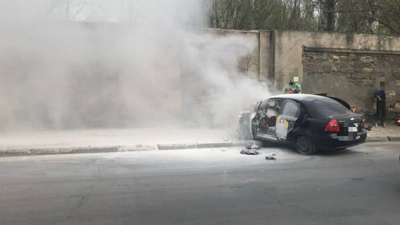 В Одессе такси Uklon влетело в бетонную стену и загорелось: водитель погиб, пассажирку забрали в больницу