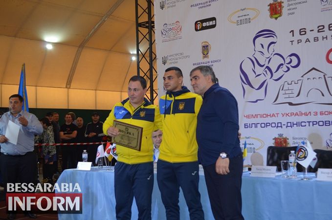 Чемпиону мира по боксу из Белгород-Днестровского района Юрию Захарееву подарили квартиру в Одессе и сертификат на 10 тыс. у.е.