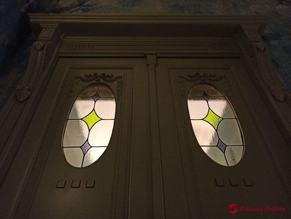 В доме-памятнике архитектуры на Дерибасовской отреставрировали старинную дверь