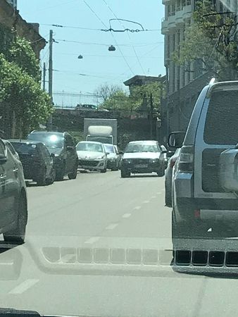 Відсутність розмітки та припарковані обабіч дороги автомобілі — в центрі Одеси ускладнений рух транспорту (фото)