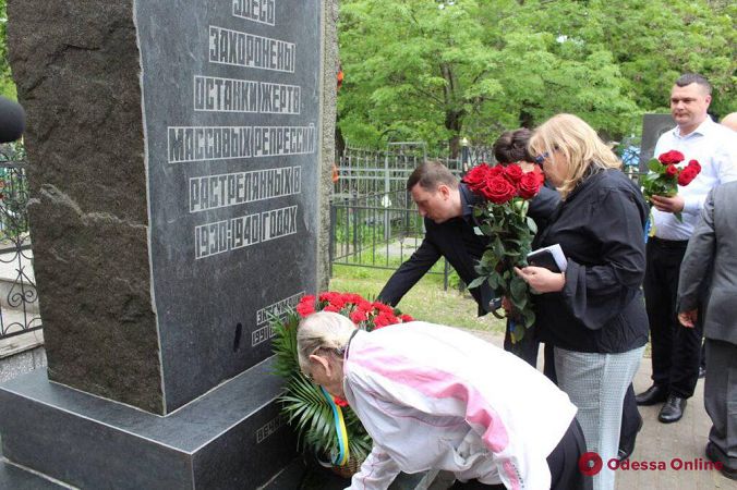 Одесситы возложили цветы к памятной доске и могиле жертв политических репрессий (фото)