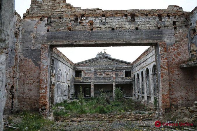 Заросли бурьяна и много мусора: руины сгоревшего Дома культуры в Черноморке (фоторепортаж)