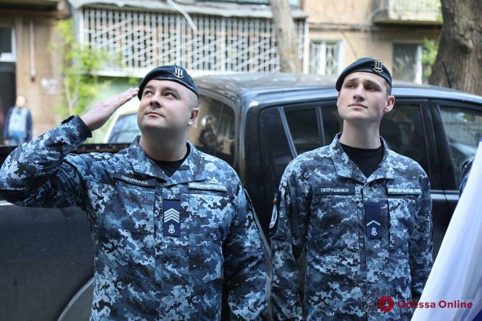 Одесса: в День Победы под окнами 100-летнего ветерана-морпеха играл военный оркестр (фото)