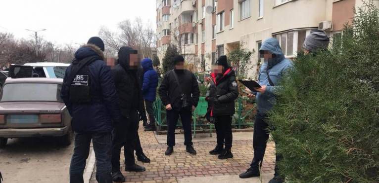 В Одеській області затримали поліцейського, який вирвав у перехожої сумку з грошима і коштовностями (Фото)