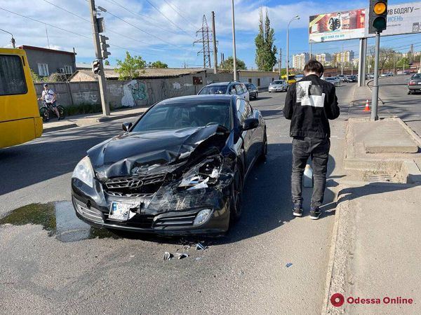В Одессе в результате ДТП перевернулась машина (фото)