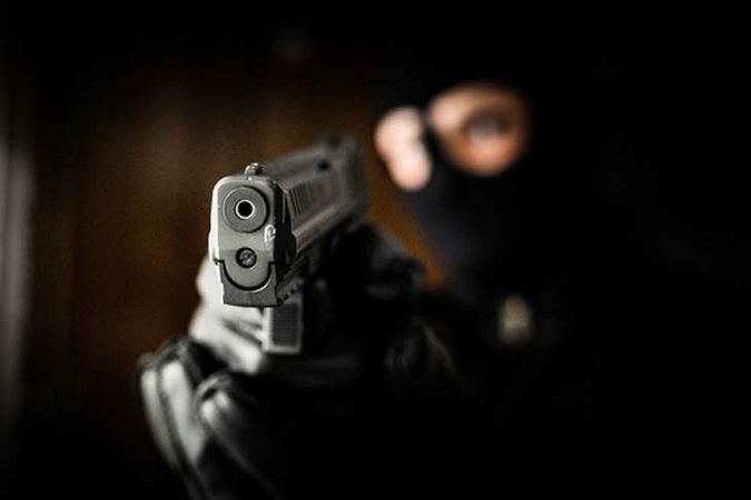 Вооруженный мужчина ограбил тату-салон в Одессе