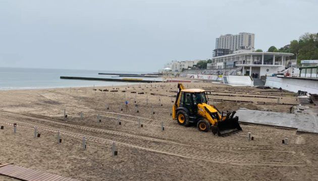 В Одесі активісти знесли металоконструкції для настилу на пляжі «Аркадія»