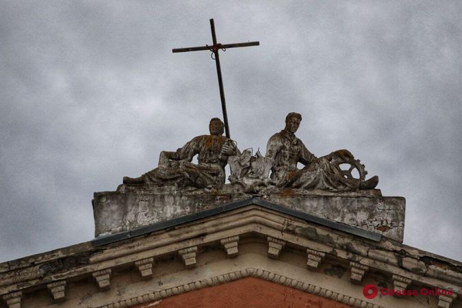 Заросли бурьяна и много мусора: руины сгоревшего Дома культуры в Черноморке (фоторепортаж)