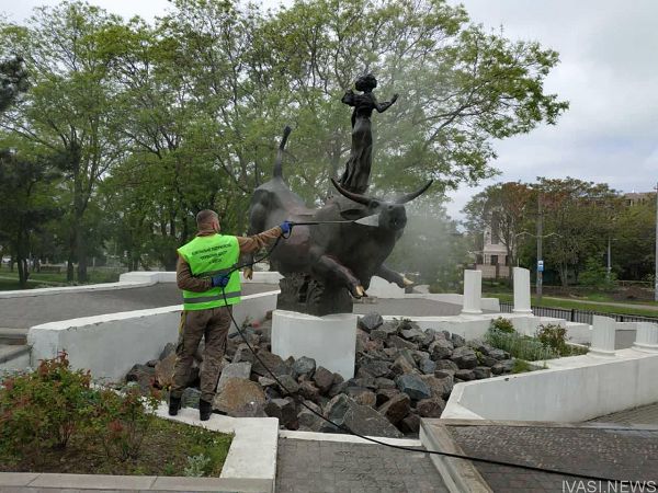 В Одессе вандалы разрисовали памятник  «Похищение Европы»