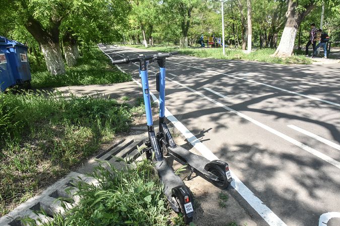 Запрет электросамокатов на Трассе здоровья пока что не работает: гоняют, как и прежде (фоторепортаж)