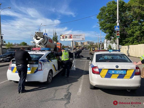 В Одессе в результате ДТП перевернулась машина (фото)
