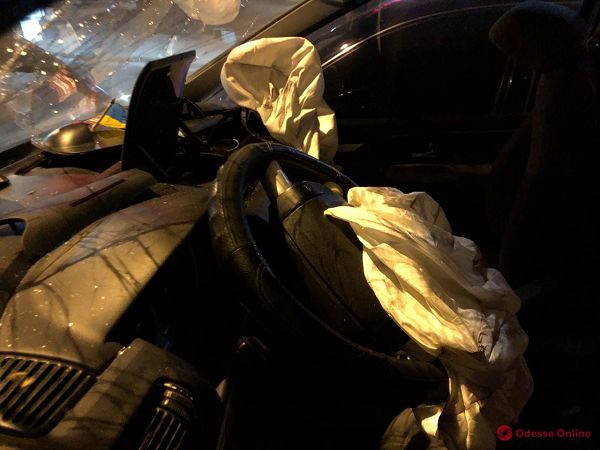 Пьяный за рулем: на Адмиральском проспекте Ford столкнулся с Audi и влетел в дерево — есть пострадавшие (фото)