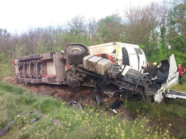 На Одещині рятувальники дістали постраждалого водія з вантажівки