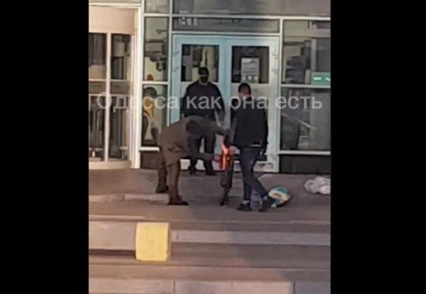 В аэропорту Одессы у пассажира загорелся багаж (видео)