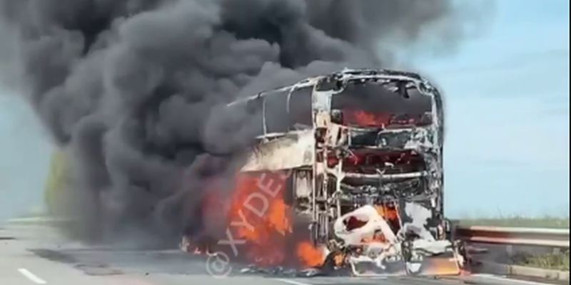 На трассе Одесса-Киев после ДТП загорелся автобус с пассажирами (видео)