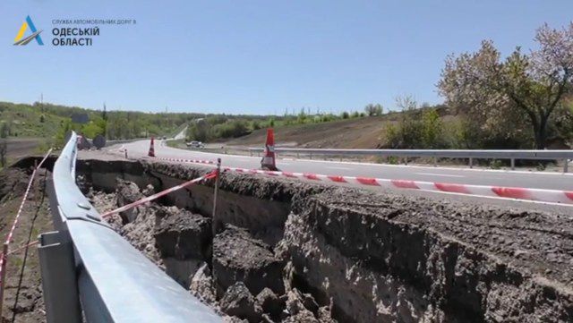В Одесской области обочину отремонтированной трассы «съел» оползень
