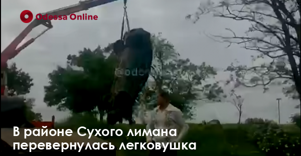 В районе Сухого лимана перевернулась легковушка