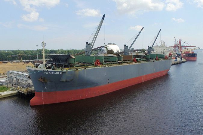В порту Черноморск загружают судно древесной щепой на экспорт