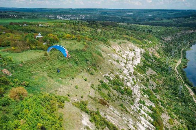 На Одещині влаштували арт-акцію і розмалювали 2-метрову писанку
