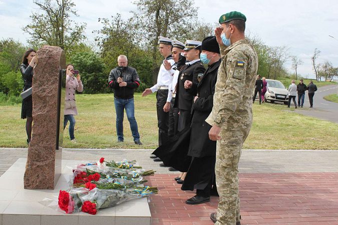 День памяти и примирения: в Измаиле возложили цветы к памятным знакам