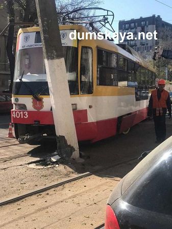 Протаранив стовп: в Одесі під час руху з рейок зійшов трамвай (відео)
