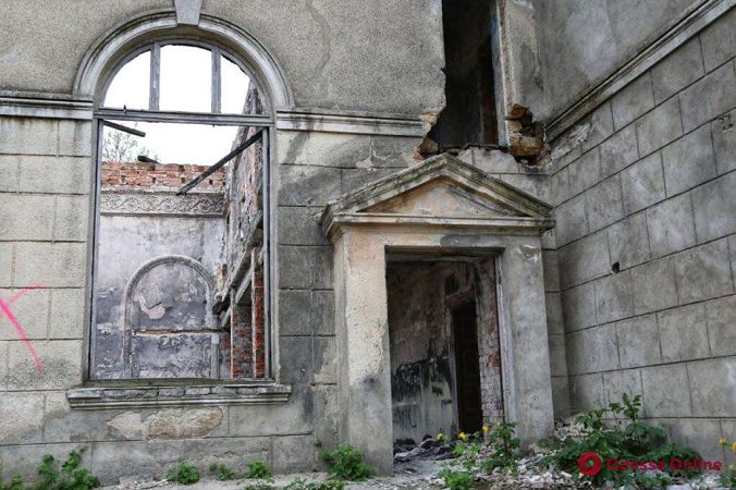 Заросли бурьяна и много мусора: руины сгоревшего Дома культуры в Черноморке (фоторепортаж)